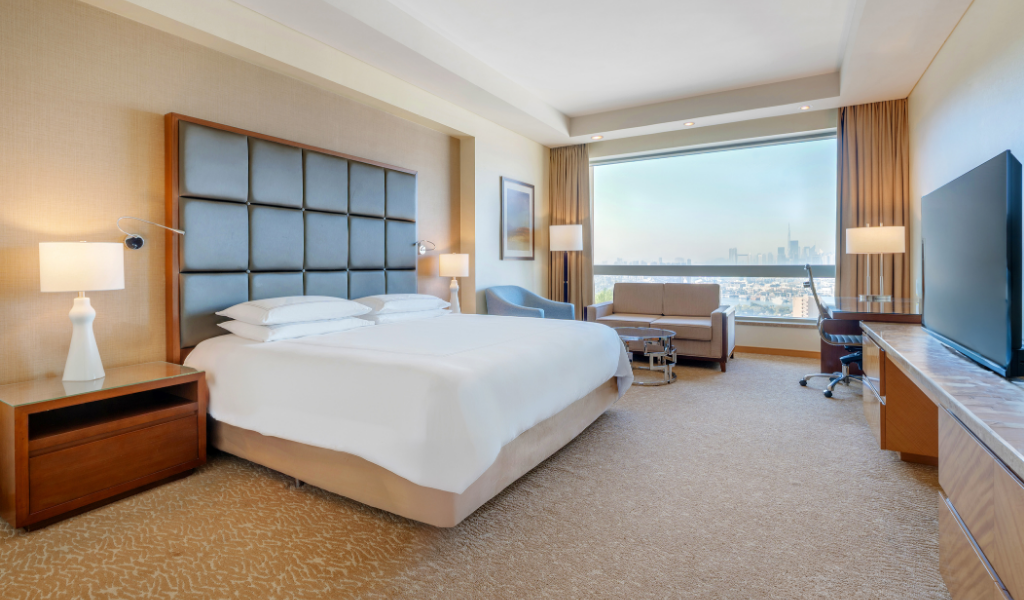 Chambre Deluxe avec lit King size au Swissôtel Al Ghurair